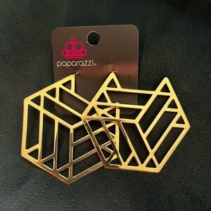 Post earrings. Gold/geometric design.